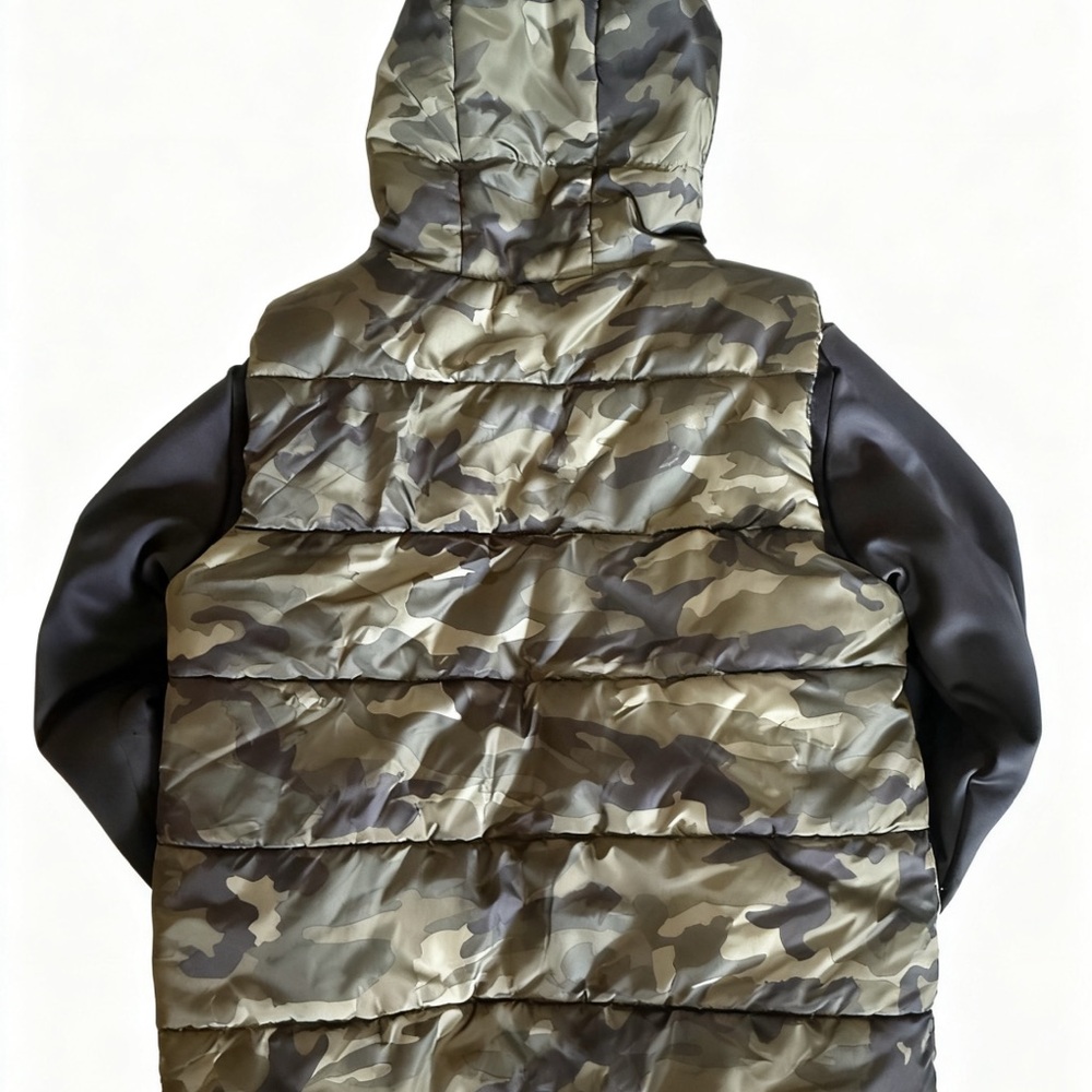 Under Armour Boys' Camo Hooded Puffer Jacket - Olive Green & Black Used (9/10 ) - Picture 3 of 7